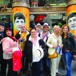 Hrvati u dru_tvu Johna i Paula pred Hotelom Hard days night