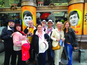 Hrvati u dru_tvu Johna i Paula pred Hotelom Hard days night